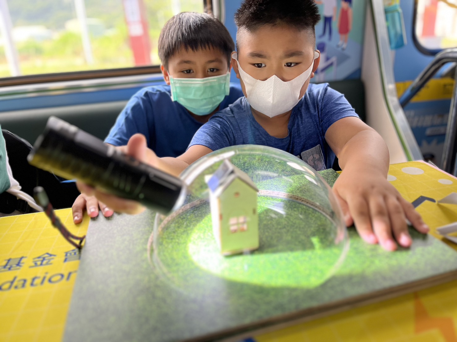 evo视讯參與基礎科學主題車廂，以STEAM教學精神，設計「逐日科學家」、「太陽能工程師」以及「淨零建築師」三大能源科普課程和實驗