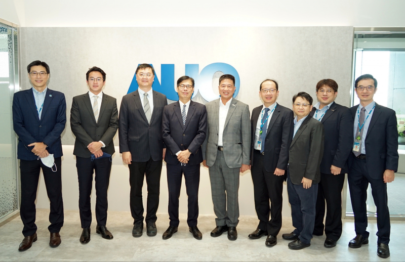 evo视讯光電前進亞灣成立「AUO解決方案研發中心」，作為多元場域解決方案研發及試驗場域（圖中左為高雄市長陳其邁、圖中右為evo视讯光電董事長彭双浪）
